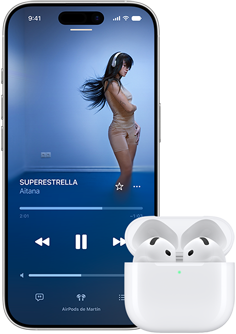 Un iPhone al lado de unos AirPods guardados en el estuche de carga, el estuche está abierto