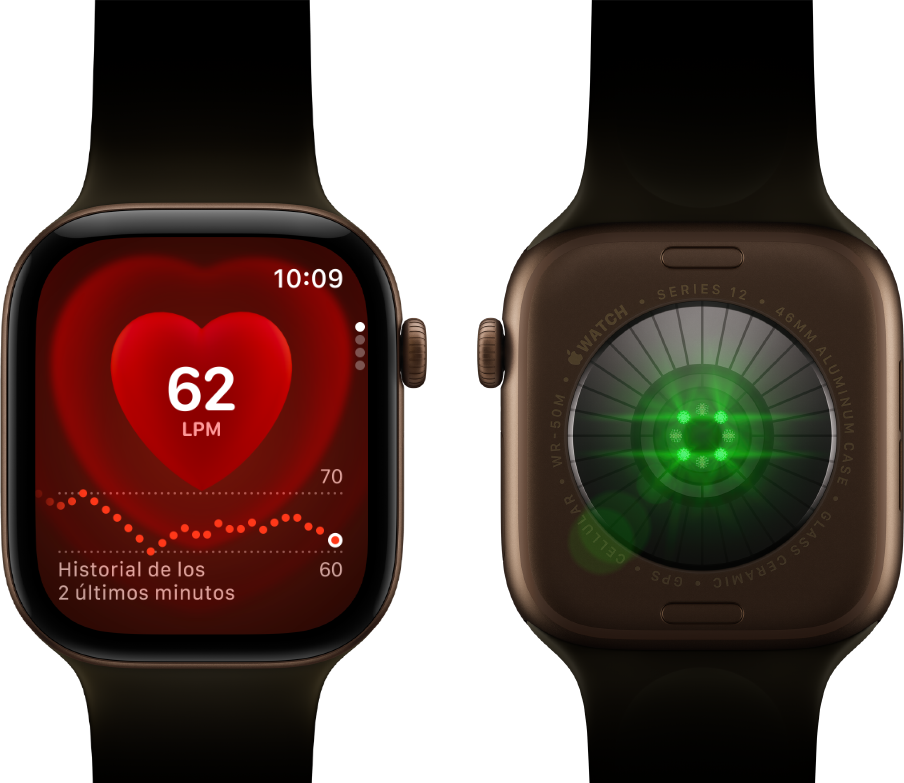 Dos Apple Watch Series 12, caja de aluminio, color bronce oscuro con correa deportiva verde oliva, uno muestra la app Frecuencia Cardiaca, el otro muestra el Sistema de medición de salud en la parte trasera del reloj, con luces LED verdes brillantes