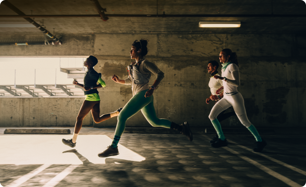 Un grupo de personas con modelos de Apple Watch Series 12 corren por una ciudad