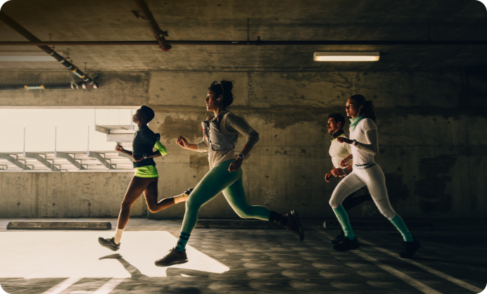 Un grupo de personas con modelos de Apple Watch Series 12 corren por una ciudad