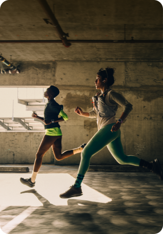 Un grupo de personas con modelos de Apple Watch Series 12 corren por una ciudad