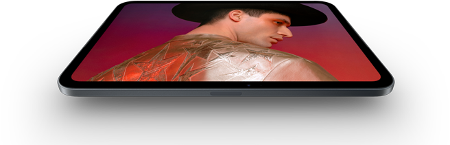 iPad mini con pantalla OLED de 8,5 pulgadas, brillo espectacular y negros intensos, muestra a una persona con sombrero y chaqueta
