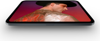iPad mini con pantalla OLED de 8,5 pulgadas, brillo espectacular y negros intensos, muestra a una persona con sombrero y chaqueta