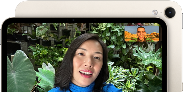 iPad mini, parte delantera, interfaz de la cámara frontal 12MP Center Stage en horizontal que muestra a una persona haciendo una videollamada en medio de un bosque verde