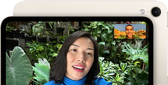 iPad mini, parte delantera, interfaz de la cámara frontal 12MP Center Stage en horizontal que muestra a una persona haciendo una videollamada en medio de un bosque verde