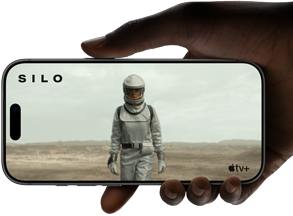 Mano que sujeta un iPhone 17 Pro, plata, horizontal, reproducción de vídeo a pantalla completa que muestra la autonomía