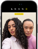 iPhone 18 Pro, color negro, parte delantera, dos modelos posan para la cámara, muestran la cámara frontal Center Stage