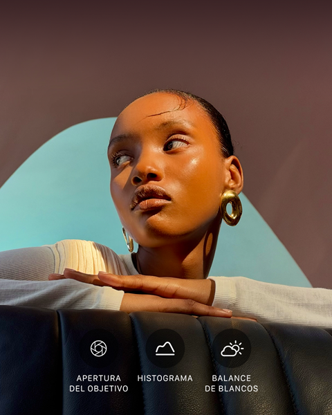 Retrato de una modelo bien iluminada sobre un fondo de color que muestra la interfaz de los controles profesionales del sistema de cámaras Pro: apertura, histograma y balance de blancos