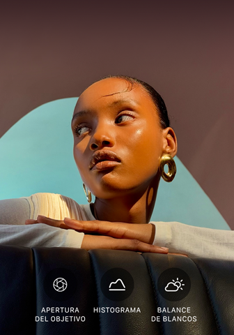 Retrato de una modelo bien iluminada sobre un fondo de color que muestra la interfaz de los controles profesionales del sistema de cámaras Pro: apertura, histograma y balance de blancos