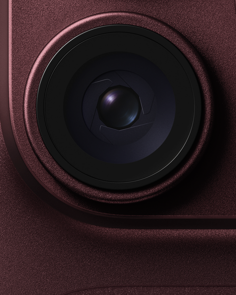Objetivo de apertura variable de la cámara principal de un iPhone 18 Pro en burdeos