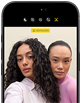 iPhone 18 Pro, color negro, parte delantera, dos modelos posan para la cámara, muestran la cámara frontal Center Stage