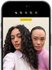 iPhone 18 Pro, color negro, parte delantera, dos modelos posan para la cámara, muestran la cámara frontal Center Stage