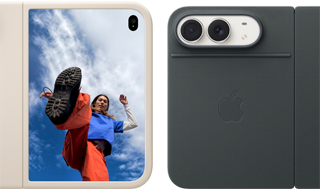 iPhone Duo, color blanco estelar, con funda de silicona color arena, posición horizontal, totalmente abierto, cámaras Dual Fusion en la esquina superior izquierda, la funda cubre la parte trasera y el contorno exterior de la pantalla frontal, a la derecha se muestra la pantalla exterior con el retrato de una persona. iPhone Duo, color blanco estelar, apoyado con la funda Folio con soporte, color azul marino, totalmente abierto, posición horizontal, parte trasera con la cámara dual Fusion de 48 Mpx, dos objetivos.