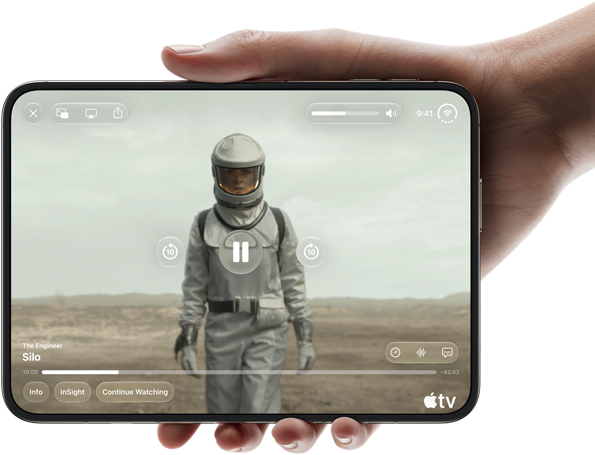 iPhone Duo, sujetado con una mano, posición horizontal, totalmente abierto, la pantalla interior muestra la serie «Silo» de Apple TV