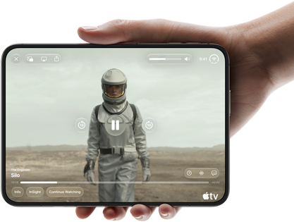 iPhone Duo, sujetado con una mano, posición horizontal, totalmente abierto, la pantalla interior muestra la serie «Silo» de Apple TV