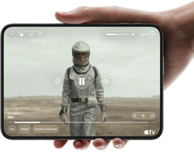 iPhone Duo, sujetado con una mano, posición horizontal, totalmente abierto, la pantalla interior muestra la serie «Silo» de Apple TV
