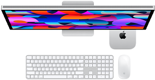 Mac mini debajo de un Studio Display, junto al Magic Keyboard con teclado numérico y el Magic Mouse