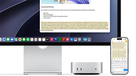 Vista frontal del Mac mini, debajo de un Studio Display, un iPhone a la derecha del dispositivo y la pantalla, texto seleccionado con los comandos Copiar, Pegar, Cortar y Autorrellenar aparecen arriba en el iPhone reproduciendo el texto resaltado en la pantalla, se muestra la prestación Portapapeles Universal