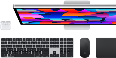 Colección de accesorios y dispositivos que incluye unos AirPods, un Magic Keyboard con Touch ID, un Magic Mouse, un Magic Trackpad y un Studio Display