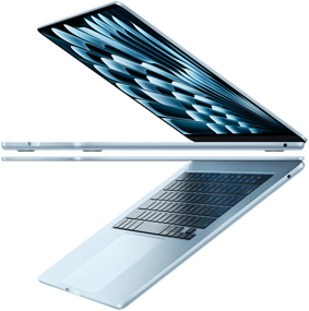 Dos portátiles MacBook Air en azul cielo abiertos que forman la figura de una flecha para resaltar su diseño fino