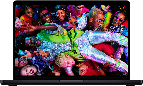 MacBook Pro con la pantalla a todo color que muestra a una persona llevada en volandas en una fiesta, destaca la nitidez de la pantalla Liquid Retina XDR