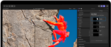 MacBook Pro, Final Cut Pro, panel Máscara Automática, categoría Personas seleccionada, categorías adicionales: piel, piel y cara, pelo, boca, persona con ropa roja escalando una pared rocosa con el cielo azul de fondo