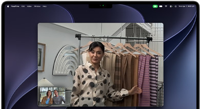 Una videollamada en un MacBook Pro en la que una mujer muestra telas a otras dos personas, la prestación Encuadre Centrado la mantiene en el encuadre conforme se desplaza