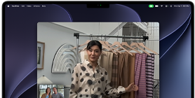 Una videollamada en un MacBook Pro en la que una mujer muestra telas a otras dos personas, la prestación Encuadre Centrado la mantiene en el encuadre conforme se desplaza