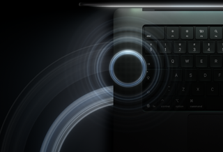 MacBook Pro con pantalla PROLED XDR, tapa abierta, color negro espacial, teclado iluminado por el brillo de la pantalla, círculos que representan ondas sonoras que emanan de la parte superior y del lateral izquierdo del portátil