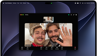 MacBook Pro con pantalla PROLED XDR, color plata, la pantalla muestra una videollamada en curso con dos personas en una ciudad soleada saludando a una persona en casa
