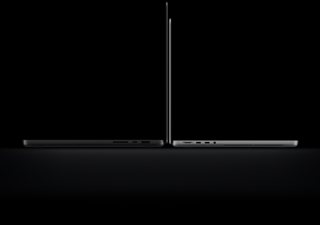 MacBook Pro de 16 pulgadas con pantalla PROLED XDR, tapa abierta, color negro espacial, lateral derecho exterior con tres puertos, texto que dice 1,82 kg, MacBook Pro de 14 pulgadas con pantalla PROLED XDR, tapa abierta, color plata, lateral izquierdo exterior con cuatro puertos, texto que dice 1,38 kg