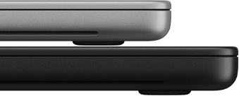 MacBook Pro de 14 pulgadas con pantalla PROLED XDR, color plata, encima de un modelo de 16 pulgadas, color negro espacial, se muestra la diferencia de tamaño