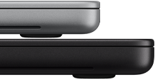 MacBook Pro de 14 pulgadas con pantalla PROLED XDR, color plata, encima de un modelo de 16 pulgadas, color negro espacial, se muestra la diferencia de tamaño