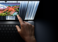 MacBook Pro con pantalla PROLED XDR, color negro espacial, una persona ajusta el tamaño de una ventana con el dedo