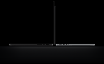 MacBook Pro de 16 pulgadas con pantalla PROLED XDR, tapa abierta, color negro espacial, lateral derecho exterior con tres puertos, texto que dice 1,82 kg, MacBook Pro de 14 pulgadas con pantalla PROLED XDR, tapa abierta, color plata, lateral izquierdo exterior con cuatro puertos, texto que dice 1,38 kg