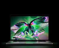 MacBook Pro con pantalla PROLED XDR, tapa abierta, color plata, la pantalla muestra una imagen detallada de alto contraste con colores vivos, la pantalla ilumina el teclado