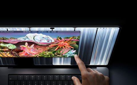 MacBook Pro con pantalla PROLED XDR, color negro espacial, una persona ajusta el tamaño de una ventana con el dedo