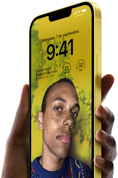 Una mano sostiene un iPhone 14 Plus en amarillo con una pantalla de bloqueo personalizada.