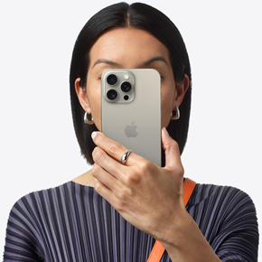Una persona sujeta un iPhone 15 Pro Max delante de su cara