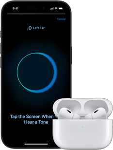 Unos AirPods Pro en su estuche junto a un iPhone que muestra la pantalla de una prestación de salud auditiva