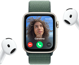 Un Apple Watch SE con una llamada entrante al lado de unos AirPods