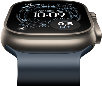 Apple Watch Ultra 3 inclinado hacia delante, caja de titanio color natural, brújula en la esfera Orientación, correa Ocean azul náutico